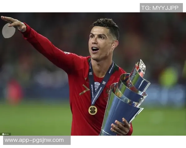 C罗分享最佳中东球员奖杯照感谢所有支持者的陪伴与鼓励